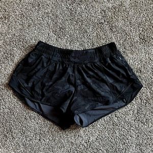 Lululemon Hotty Hot LR short 2.5” black Camo size 8